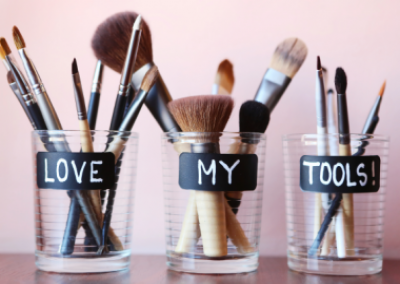 What To Look For In A Makeup Brush - The Guide!